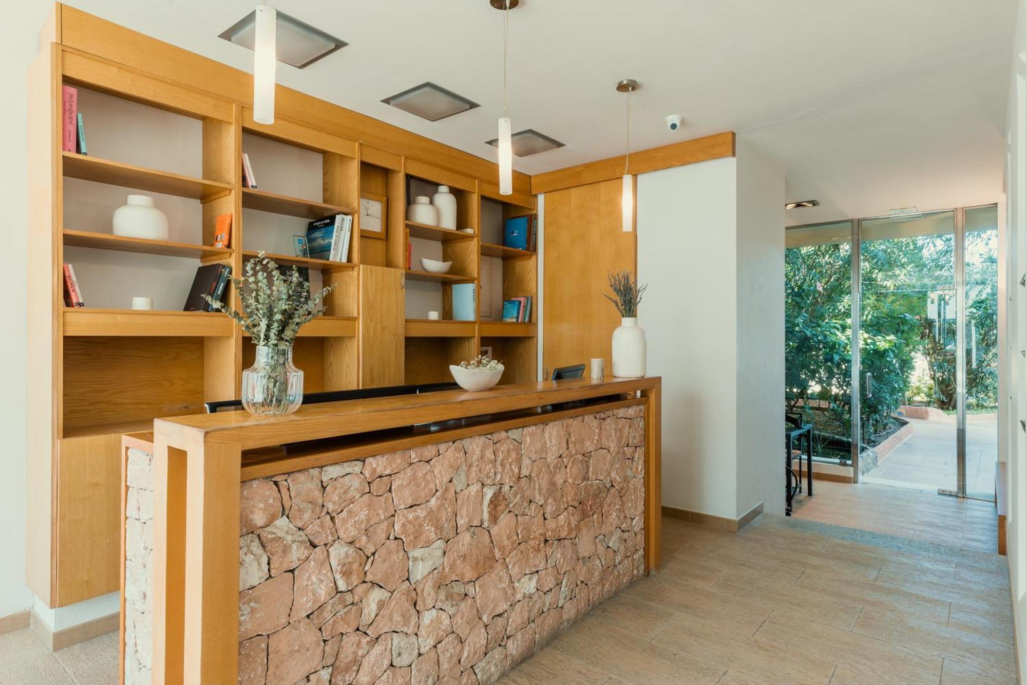 Apartamentos Portu Saler Es Pujols Exterior photo